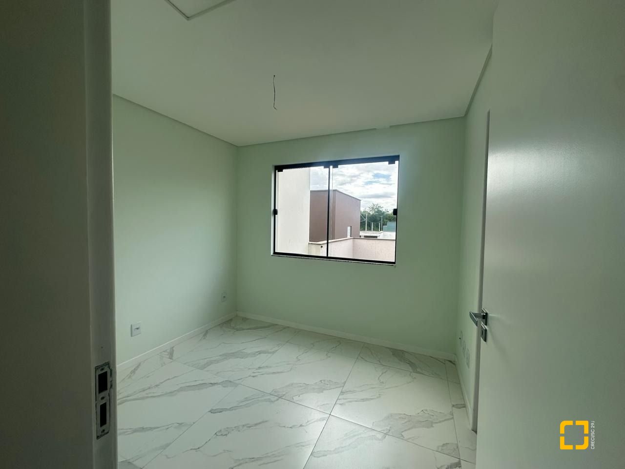 Casa com 102m², 3 quartos (sendo 2 suítes), 2 garagens, no bairro Forquilhas em São José