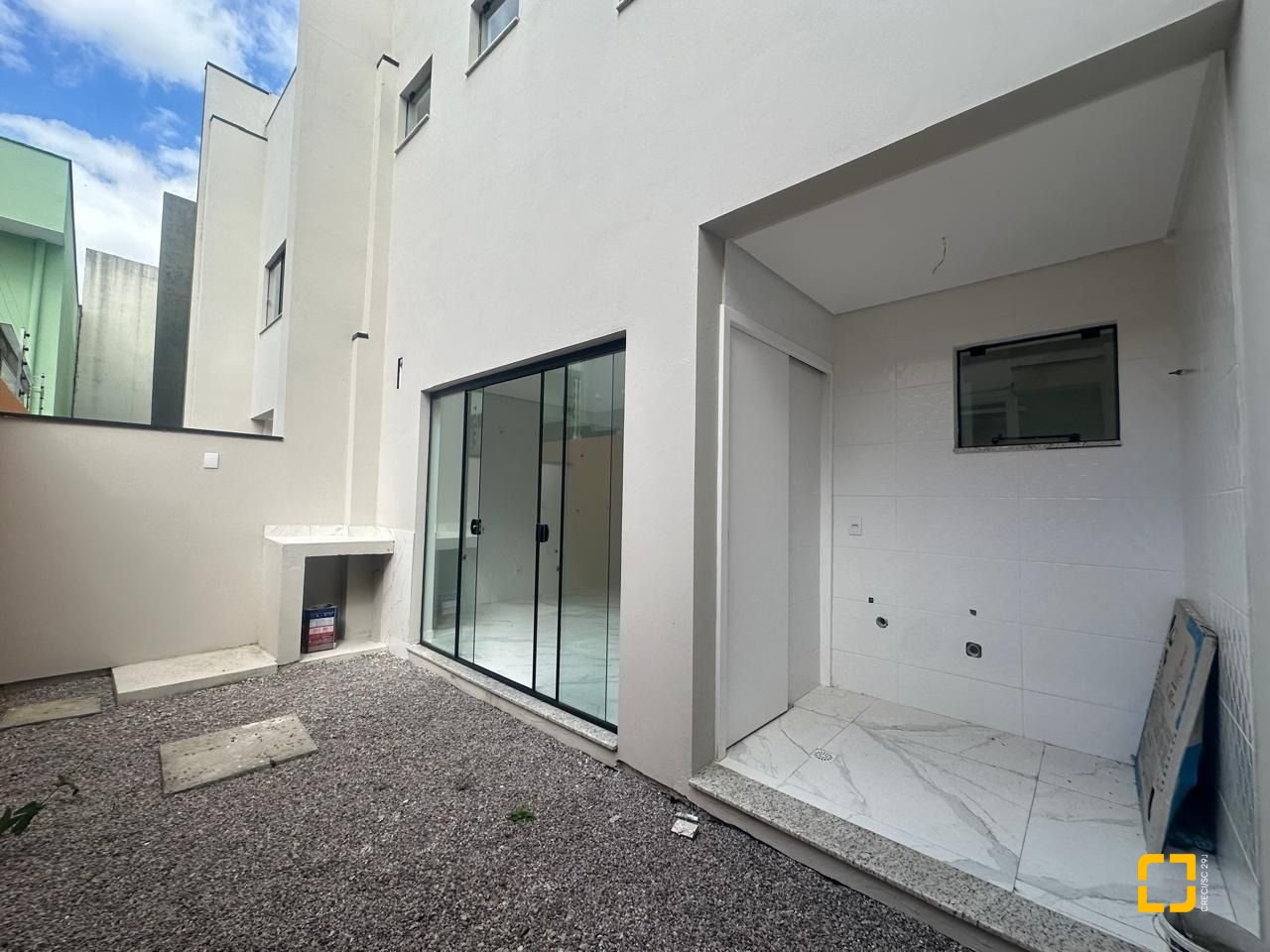 Casa com 102m², 3 quartos (sendo 2 suítes), 2 garagens, no bairro Forquilhas em São José