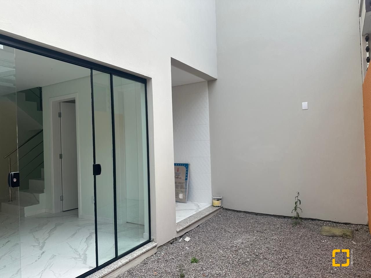 Casa com 102m², 3 quartos (sendo 2 suítes), 2 garagens, no bairro Forquilhas em São José