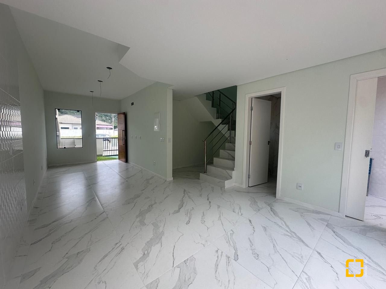 Casa com 102m², 3 quartos (sendo 2 suítes), 2 garagens, no bairro Forquilhas em São José