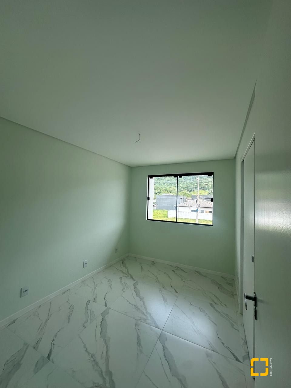 Casa com 102m², 3 quartos (sendo 2 suítes), 2 garagens, no bairro Forquilhas em São José