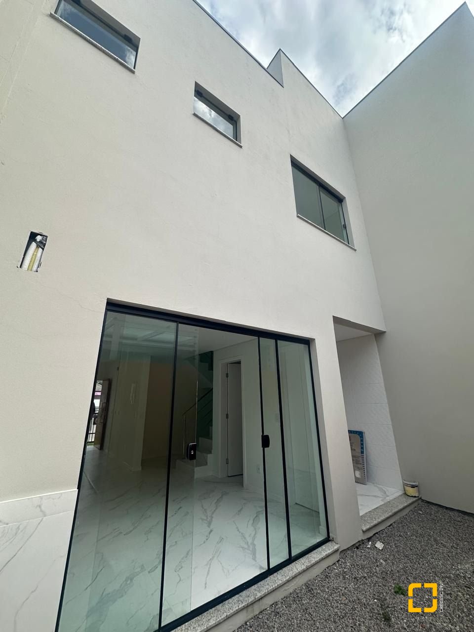 Casa com 102m², 3 quartos (sendo 2 suítes), 2 garagens, no bairro Forquilhas em São José