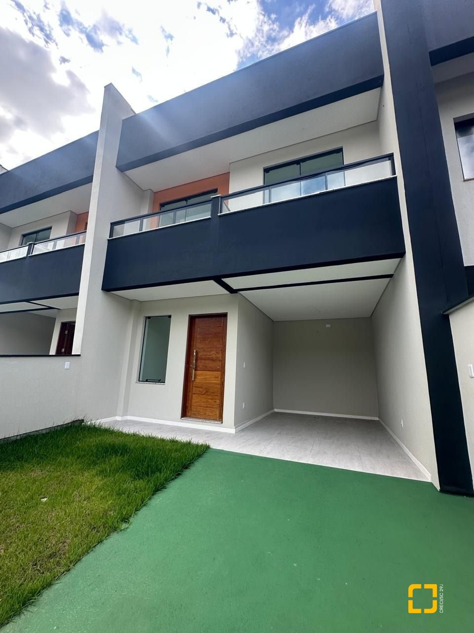 Casa com 102m², 3 quartos (sendo 2 suítes), 2 garagens, no bairro Forquilhas em São José