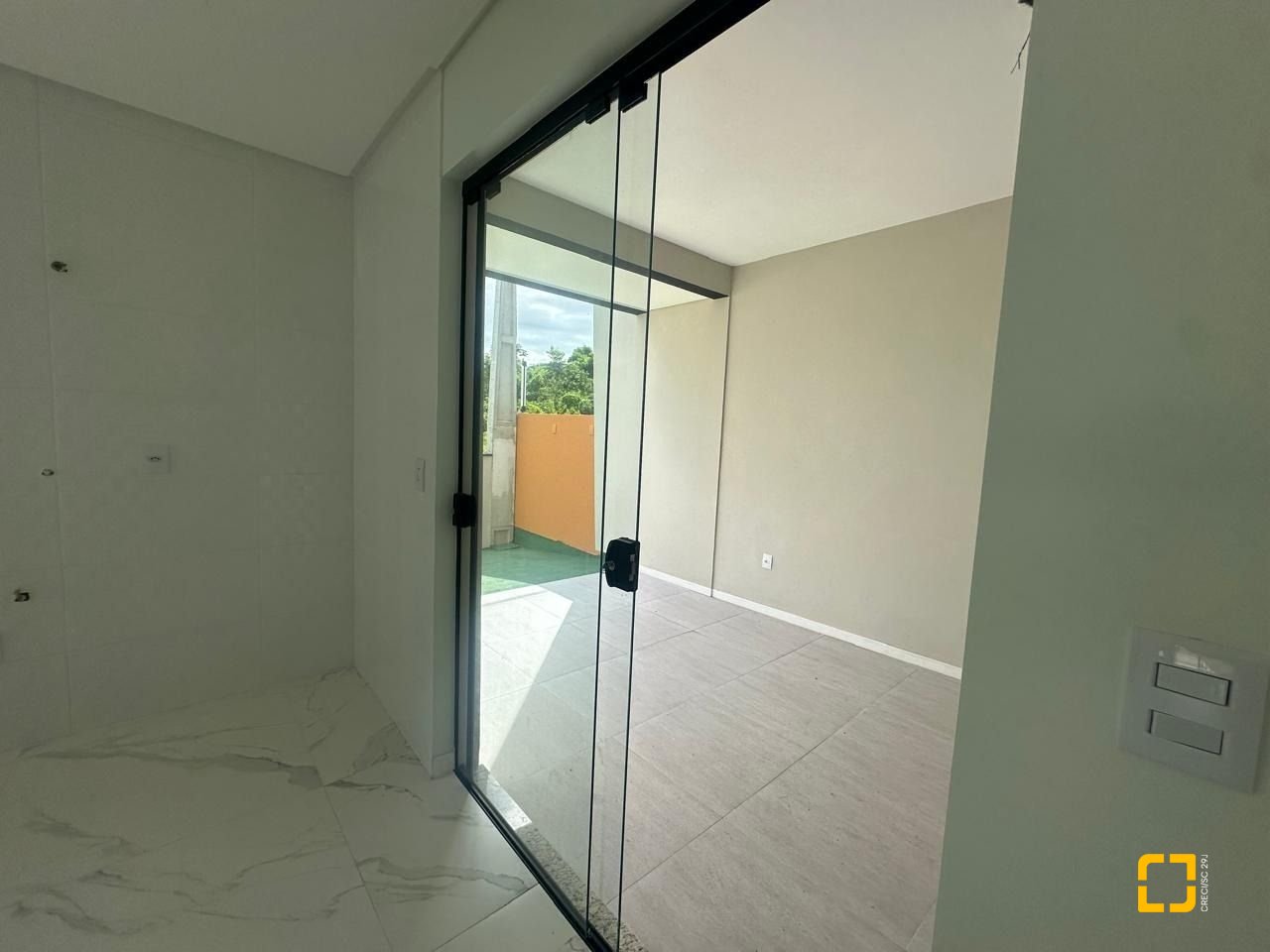 Casa com 113m², 3 quartos (sendo 2 suítes), 2 garagens, no bairro Forquilhas em São José