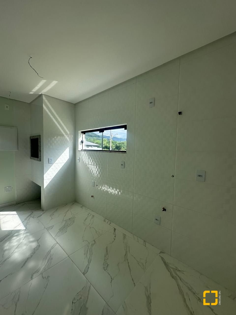 Casa com 113m², 3 quartos (sendo 2 suítes), 2 garagens, no bairro Forquilhas em São José
