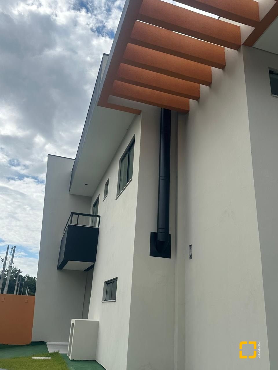 Casa com 113m², 3 quartos (sendo 2 suítes), 2 garagens, no bairro Forquilhas em São José