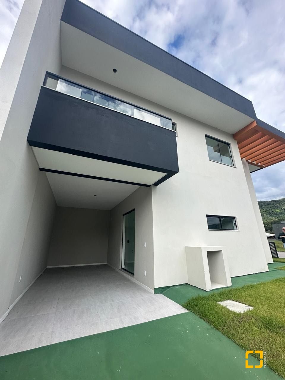 Casa com 113m², 3 quartos (sendo 2 suítes), 2 garagens, no bairro Forquilhas em São José