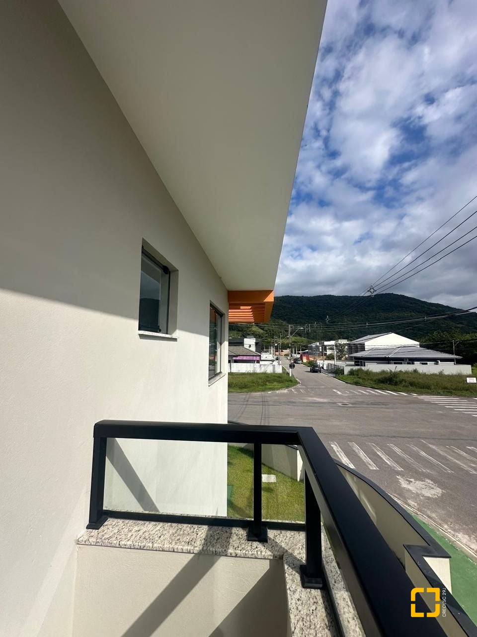 Casa com 113m², 3 quartos (sendo 2 suítes), 2 garagens, no bairro Forquilhas em São José