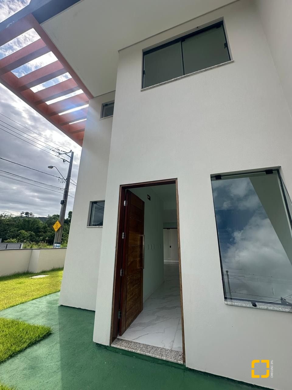 Casa com 113m², 3 quartos (sendo 2 suítes), 2 garagens, no bairro Forquilhas em São José
