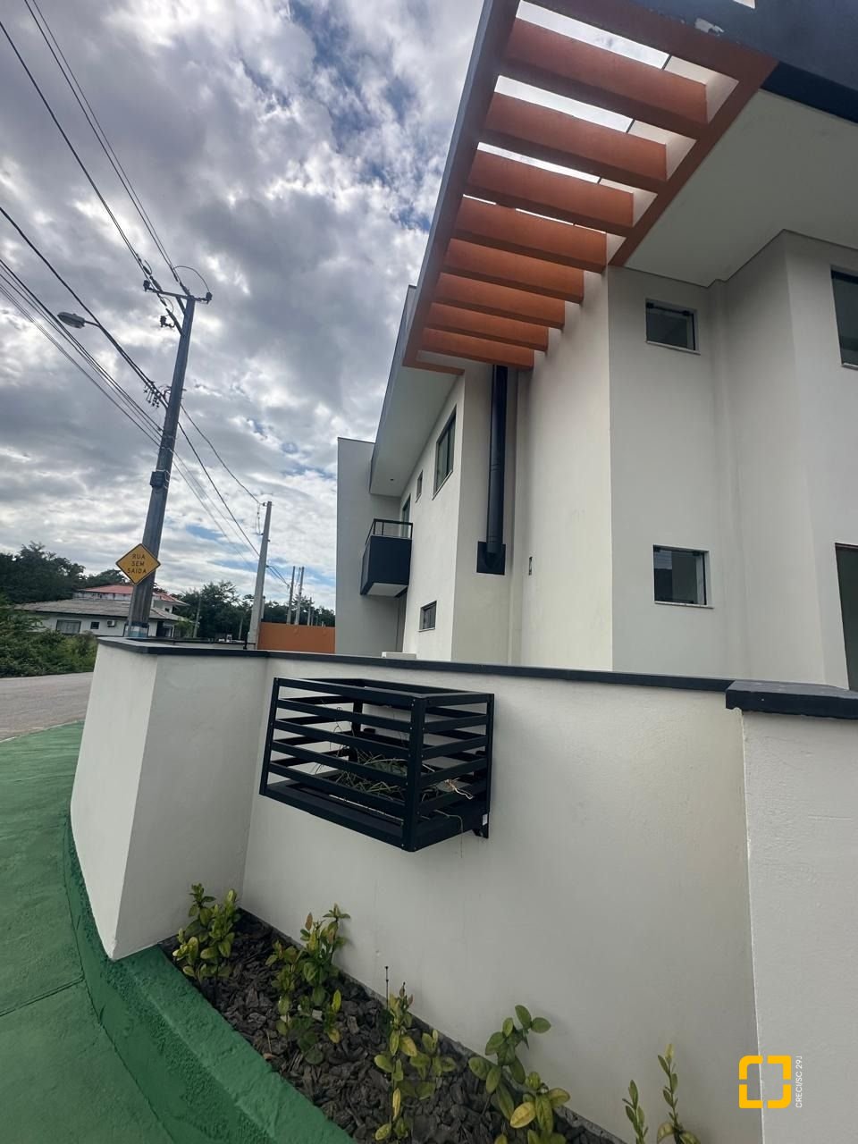 Casa com 113m², 3 quartos (sendo 2 suítes), 2 garagens, no bairro Forquilhas em São José