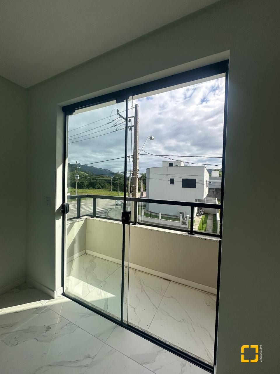 Casa com 113m², 3 quartos (sendo 2 suítes), 2 garagens, no bairro Forquilhas em São José