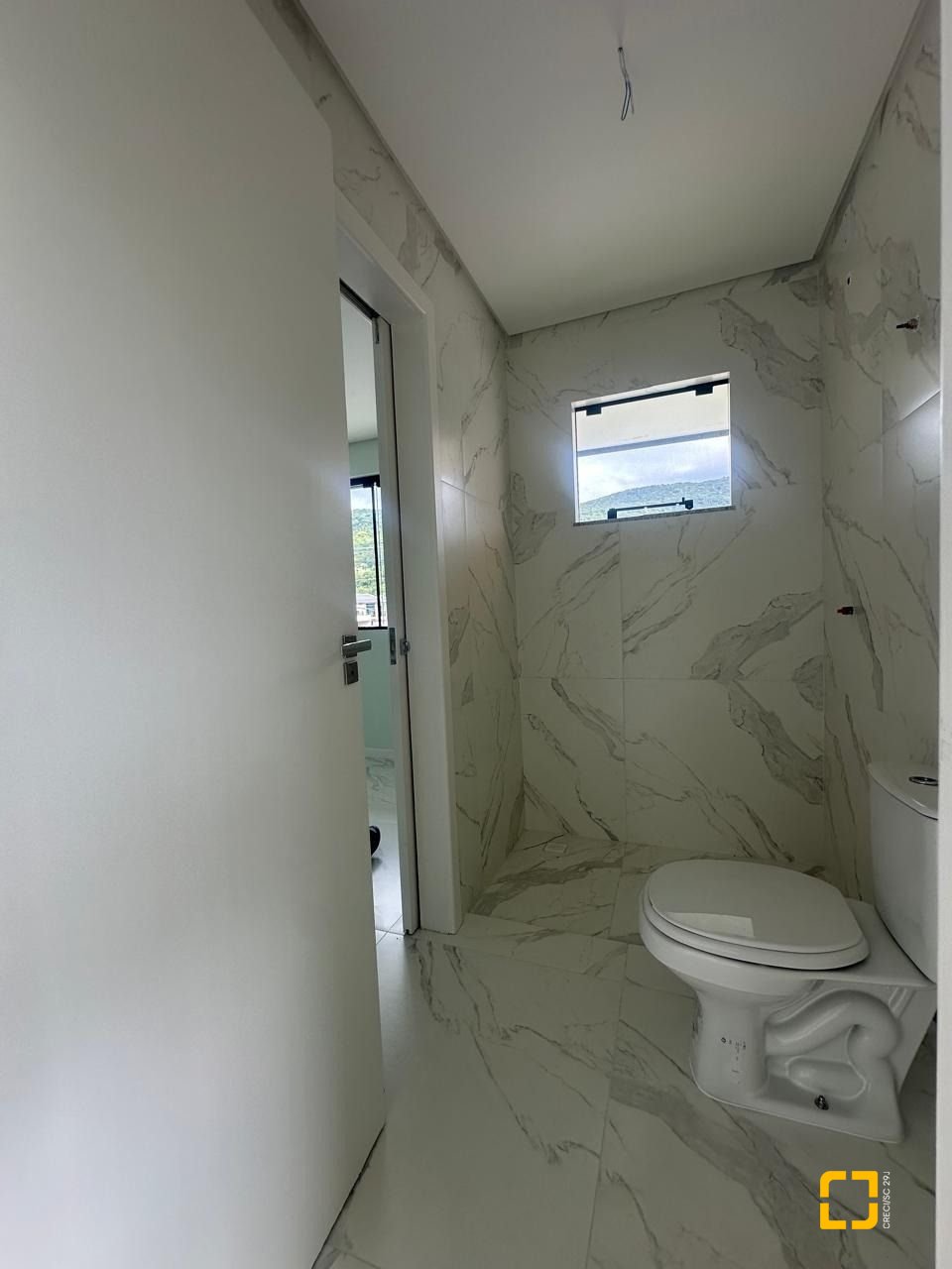 Casa com 113m², 3 quartos (sendo 2 suítes), 2 garagens, no bairro Forquilhas em São José