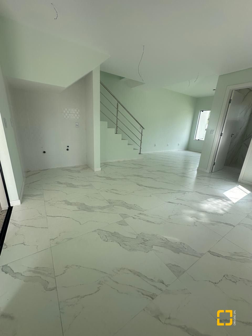 Casa com 113m², 3 quartos (sendo 2 suítes), 2 garagens, no bairro Forquilhas em São José