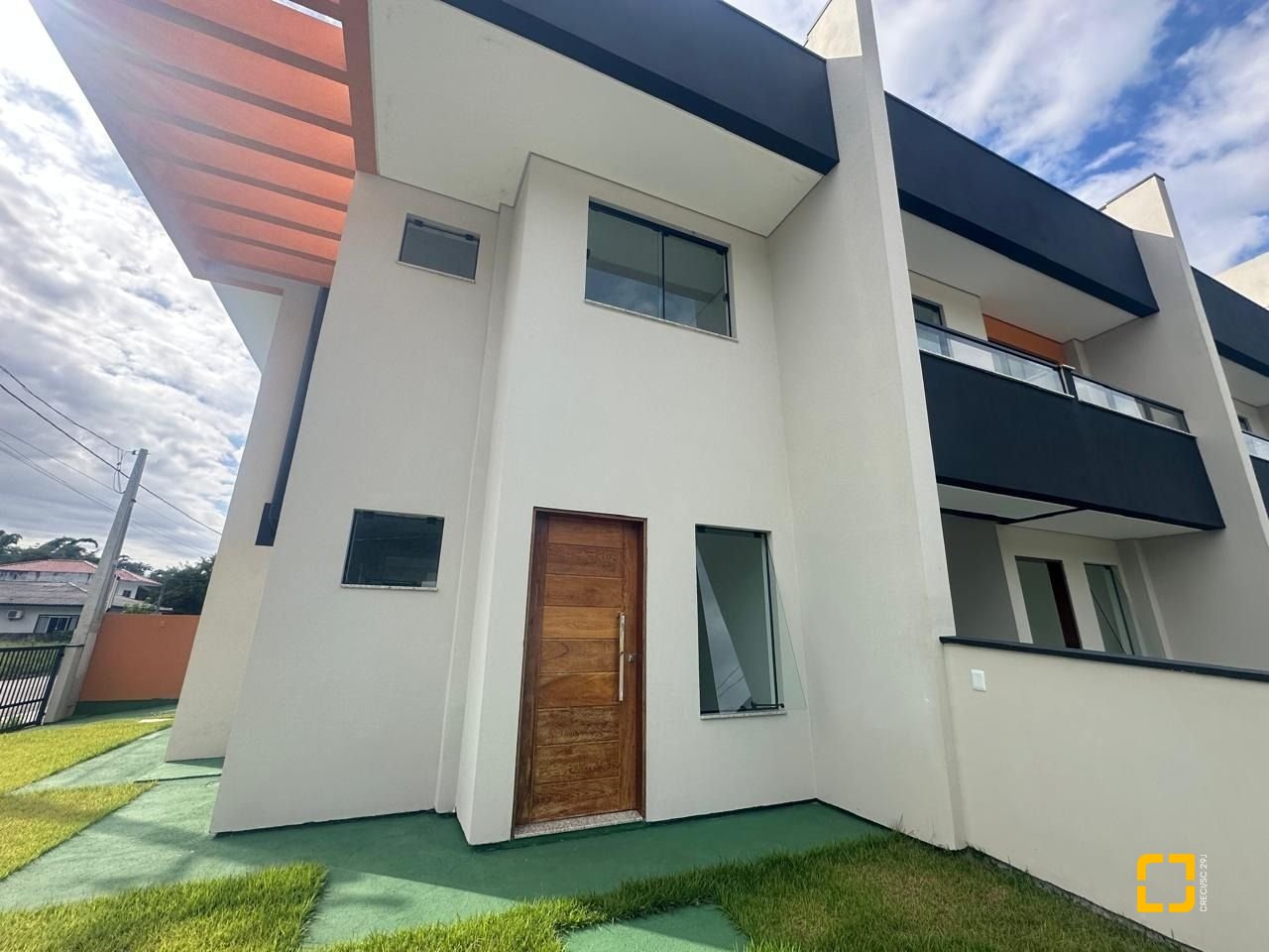 Casa com 113m², 3 quartos (sendo 2 suítes), 2 garagens, no bairro Forquilhas em São José