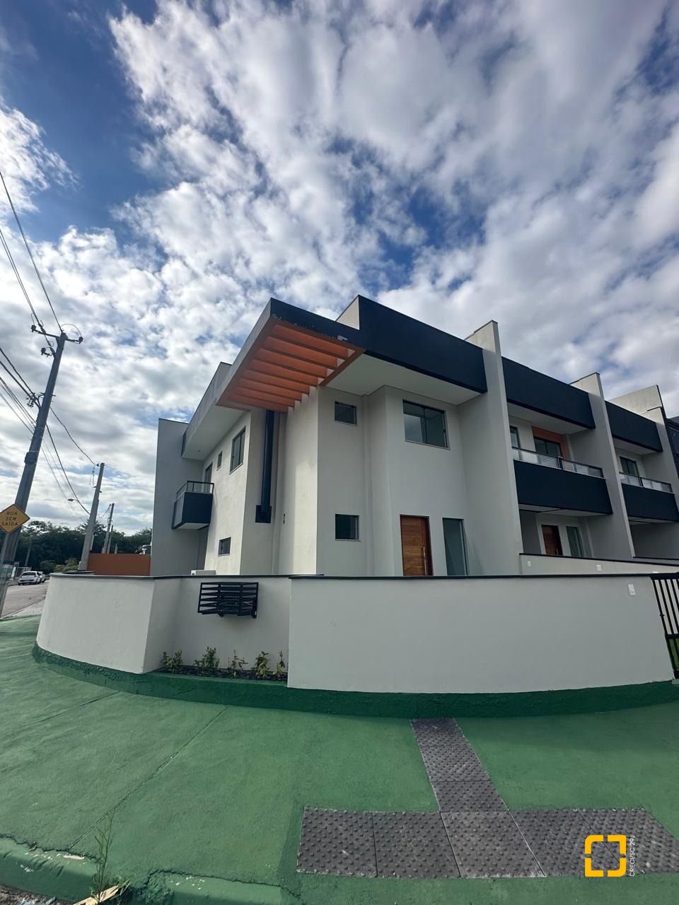 Casa com 113m², 3 quartos (sendo 2 suítes), 2 garagens, no bairro Forquilhas em São José