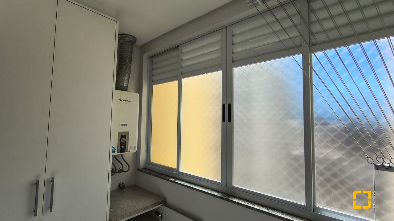 Apartamento com 81m², 3 quartos (sendo 1 suíte), 1 garagem, no bairro Coqueiros em Florianópolis