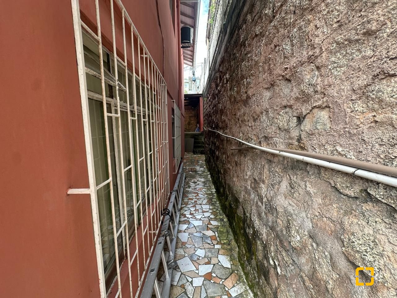 Casa com 175m², 6 quartos, 2 garagens, no bairro Beiramar em Florianópolis