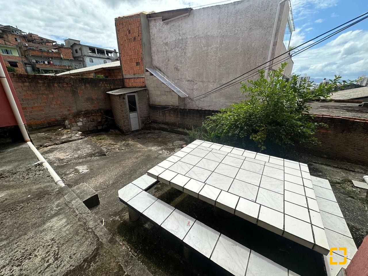 Casa com 175m², 6 quartos, 2 garagens, no bairro Beiramar em Florianópolis