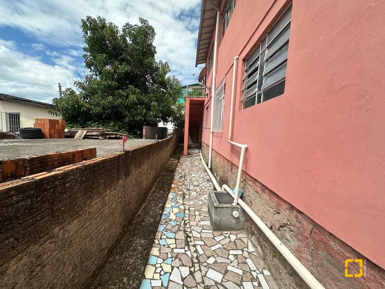 Casa com 175m², 6 quartos, 2 garagens, no bairro Beiramar em Florianópolis