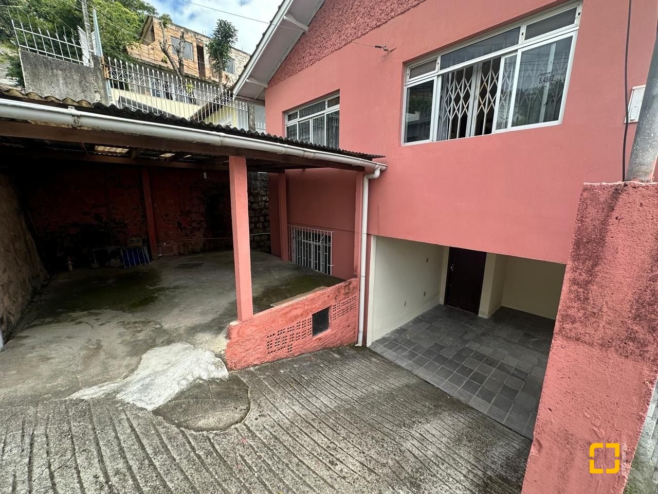 Casa com 175m², 6 quartos, 2 garagens, no bairro Beiramar em Florianópolis