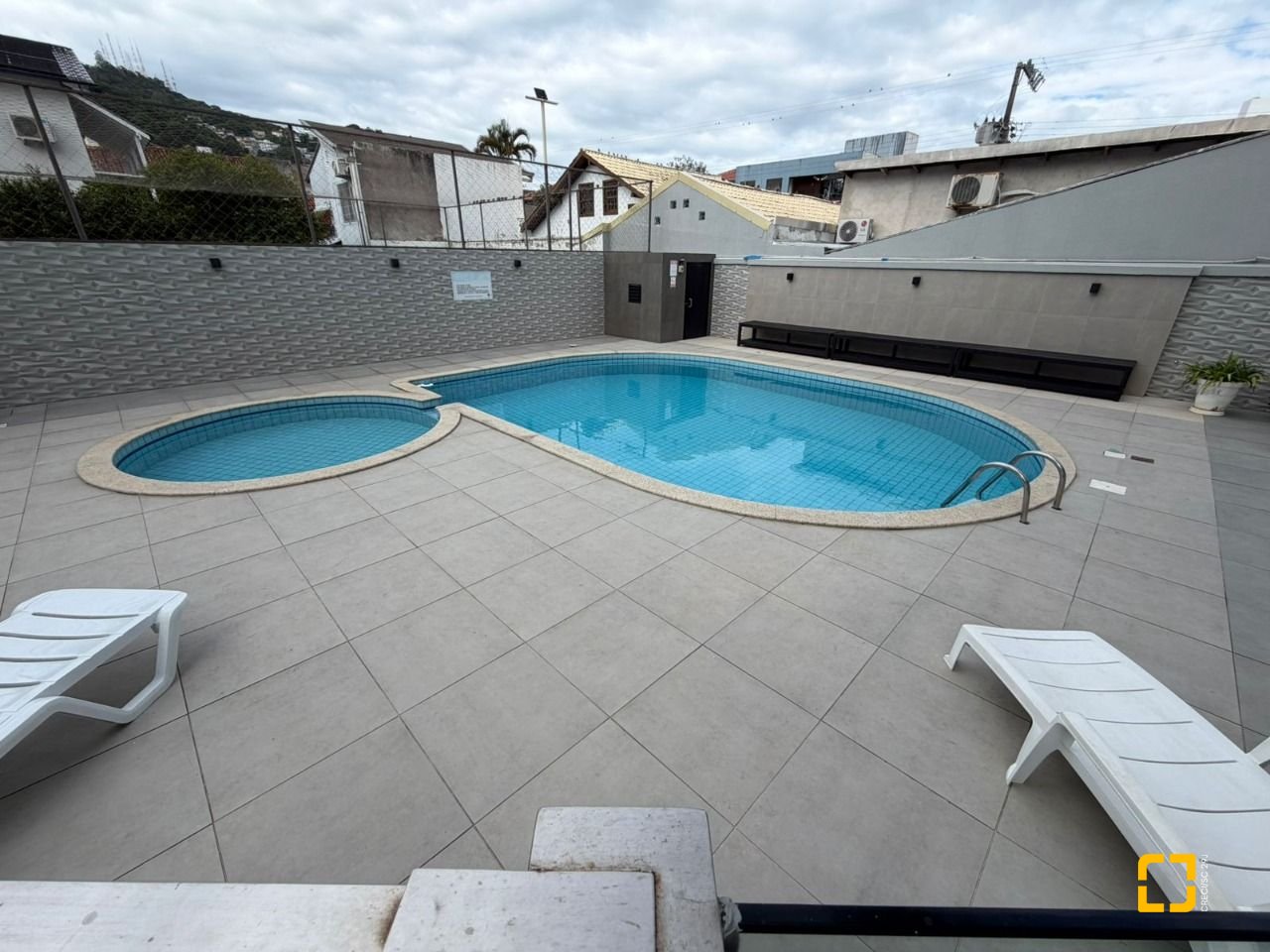 Cobertura com 148m², 5 quartos (sendo 2 suítes), 2 garagens, no bairro Agronômica em Florianópolis