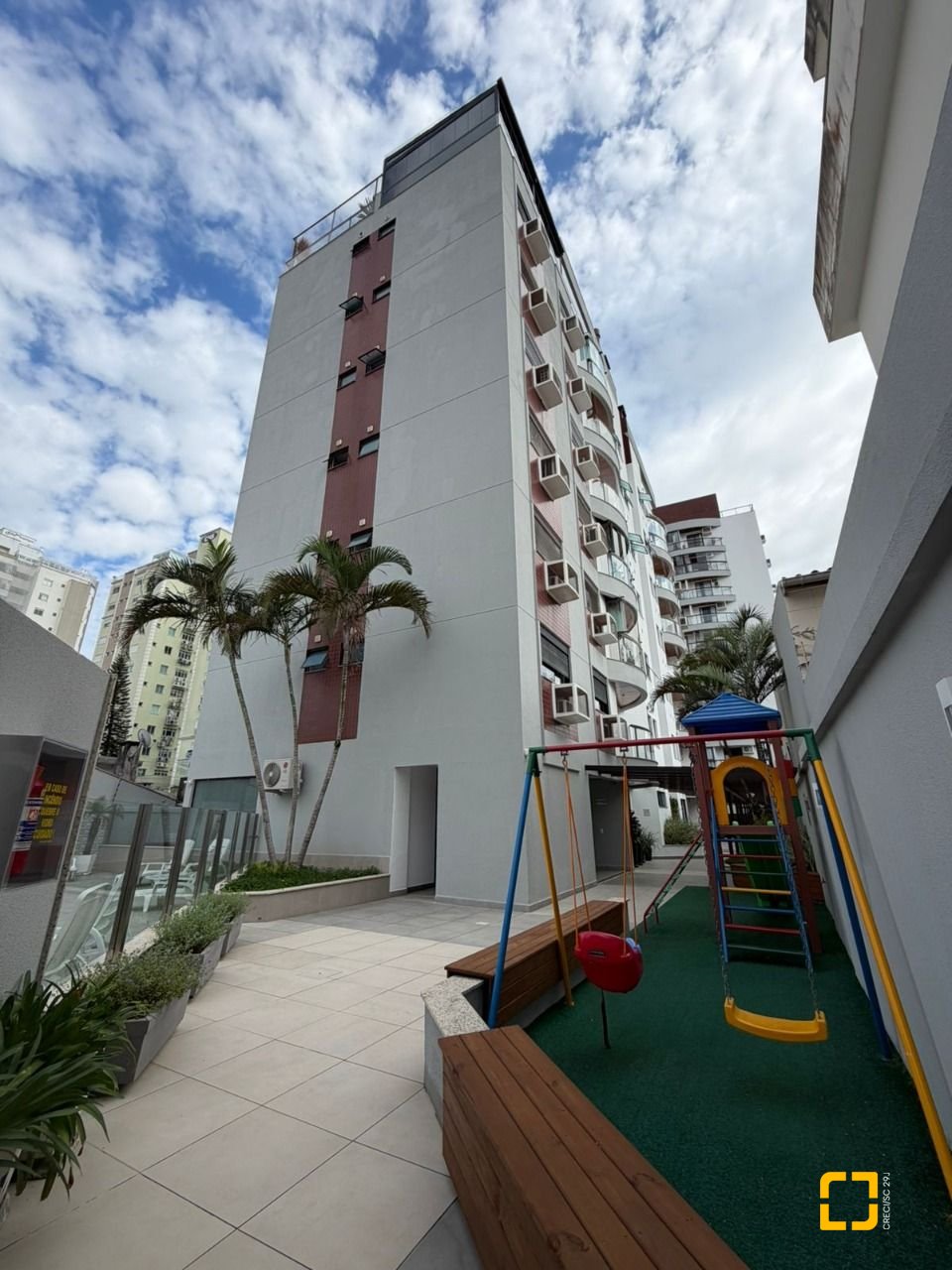 Cobertura com 148m², 5 quartos (sendo 2 suítes), 2 garagens, no bairro Agronômica em Florianópolis