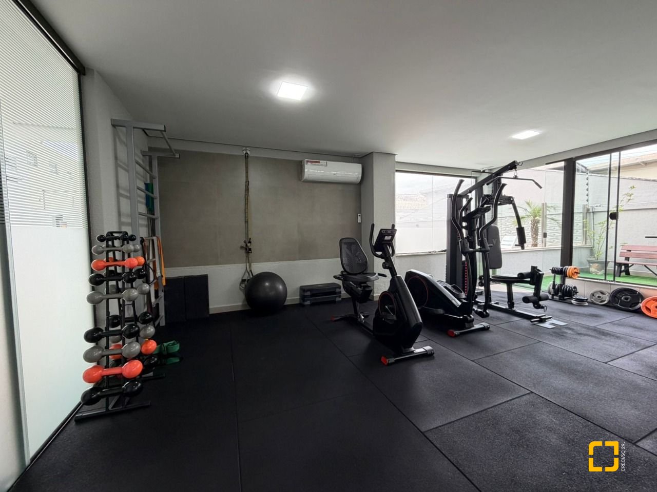 Cobertura com 148m², 5 quartos (sendo 2 suítes), 2 garagens, no bairro Agronômica em Florianópolis
