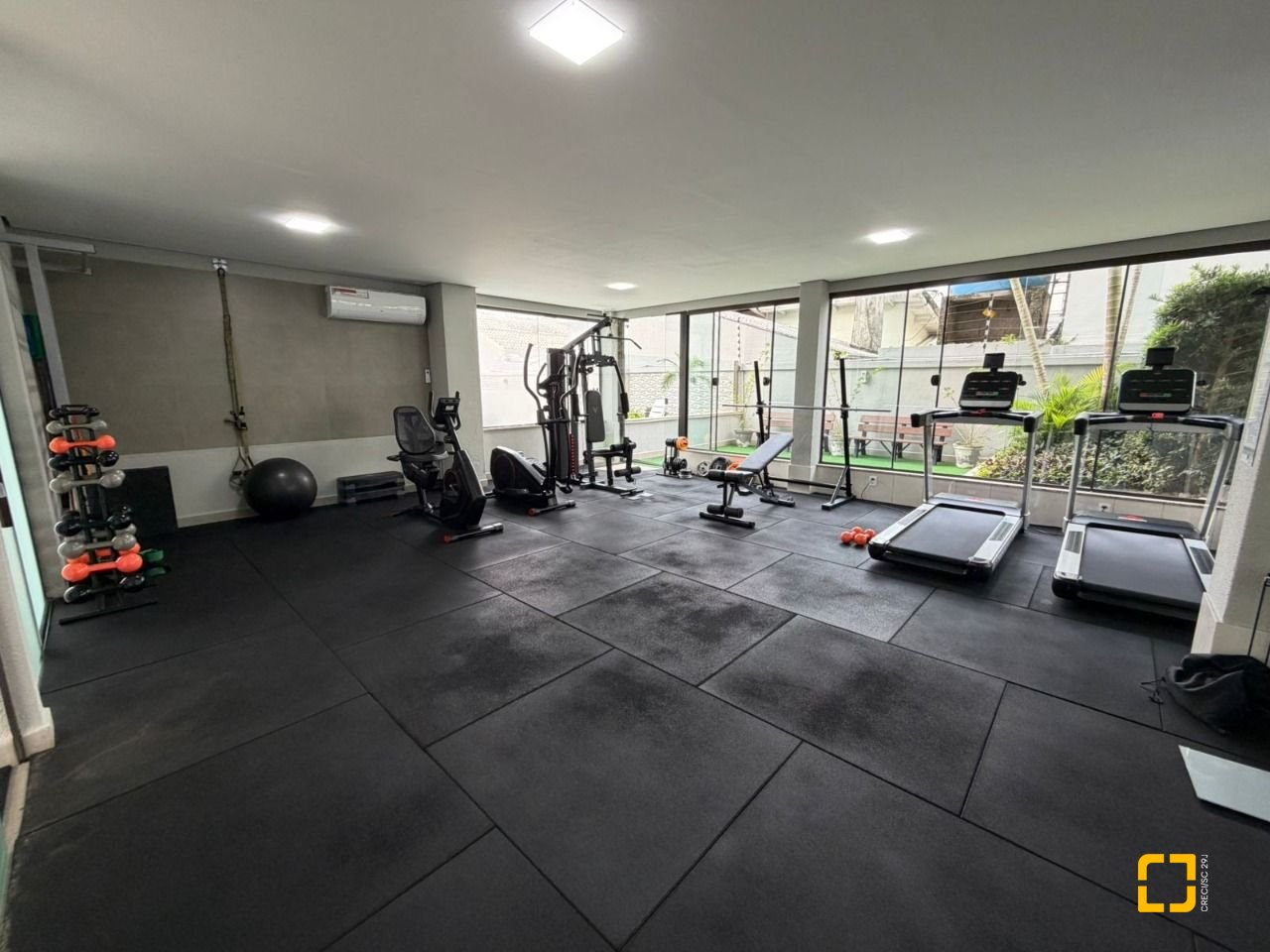 Cobertura com 148m², 5 quartos (sendo 2 suítes), 2 garagens, no bairro Agronômica em Florianópolis