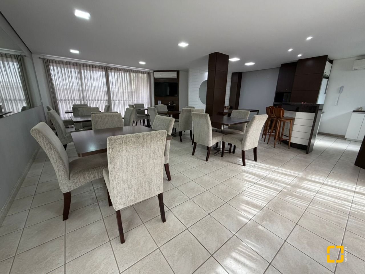 Cobertura com 148m², 5 quartos (sendo 2 suítes), 2 garagens, no bairro Agronômica em Florianópolis