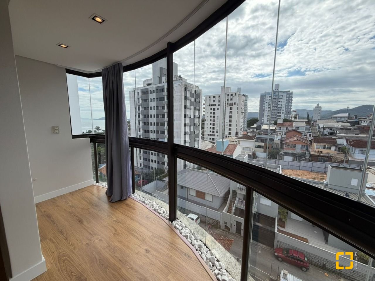 Cobertura com 148m², 5 quartos (sendo 2 suítes), 2 garagens, no bairro Agronômica em Florianópolis