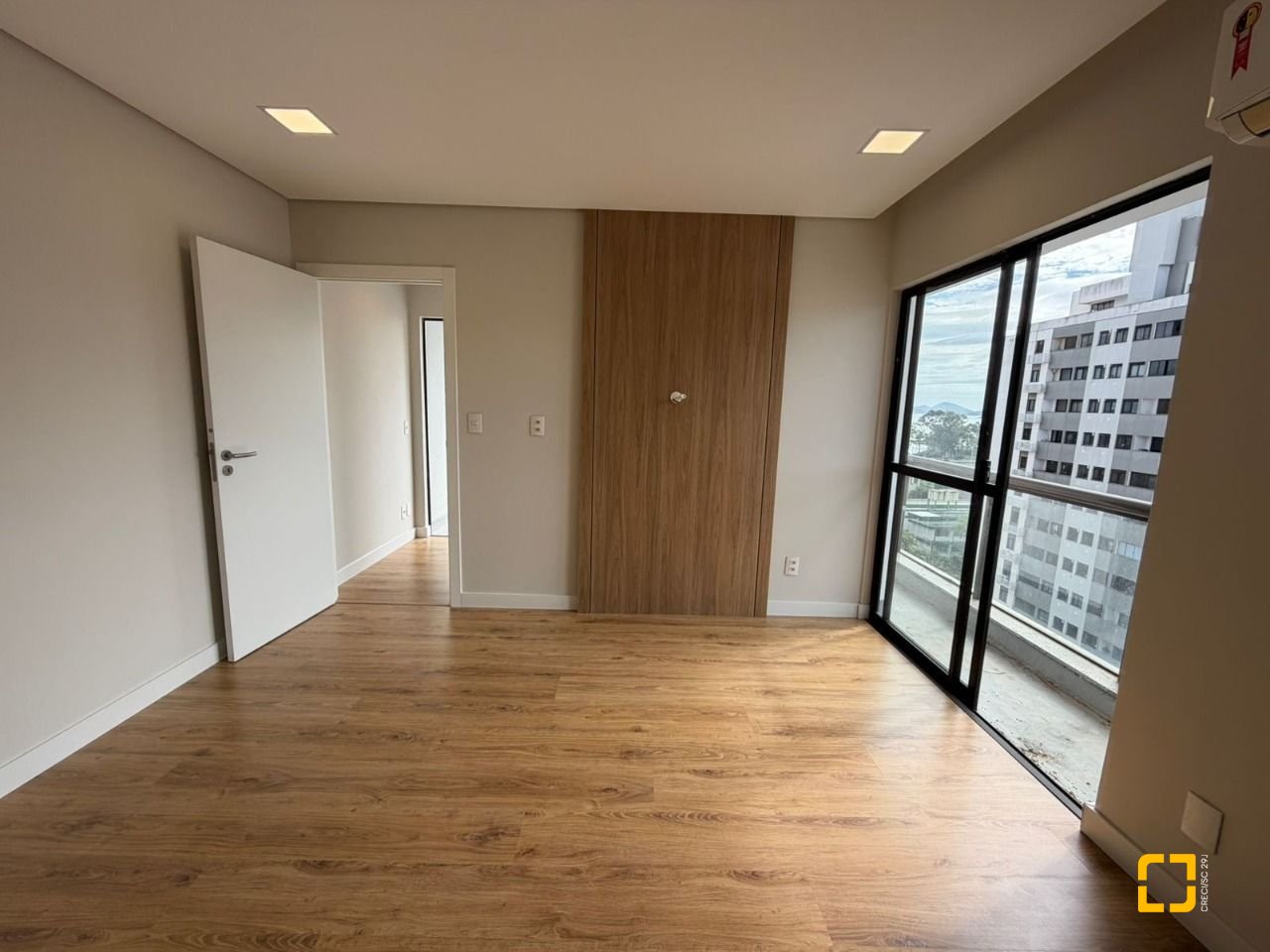 Cobertura com 148m², 5 quartos (sendo 2 suítes), 2 garagens, no bairro Agronômica em Florianópolis