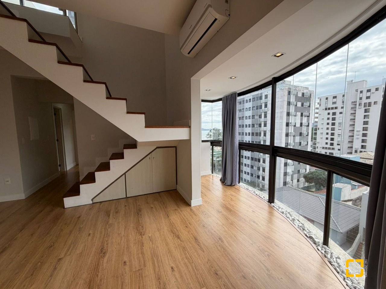 Cobertura com 148m², 5 quartos (sendo 2 suítes), 2 garagens, no bairro Agronômica em Florianópolis