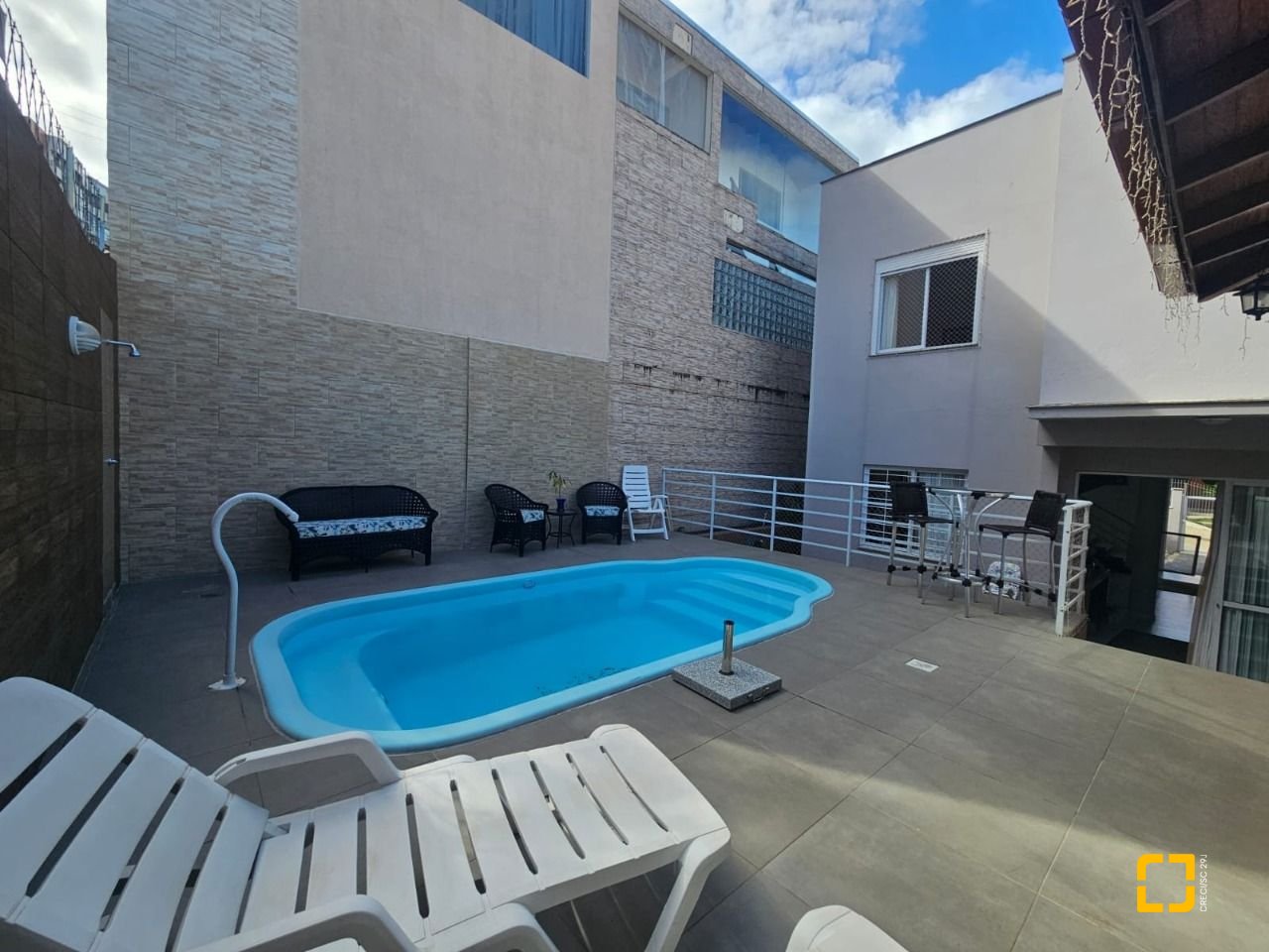 Casa com 220m², 4 quartos (sendo 1 suíte), 3 garagens, no bairro Bom Abrigo em Florianópolis