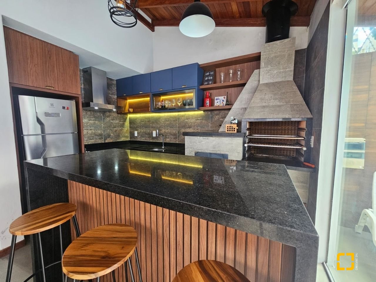 Casa com 220m², 4 quartos (sendo 1 suíte), 3 garagens, no bairro Bom Abrigo em Florianópolis