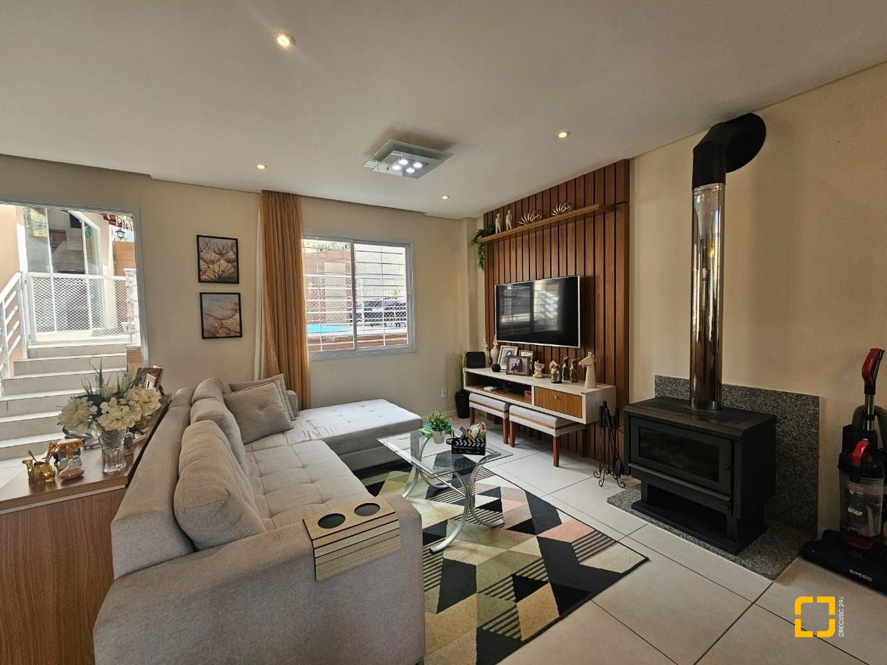 Casa com 220m², 4 quartos (sendo 1 suíte), 3 garagens, no bairro Bom Abrigo em Florianópolis