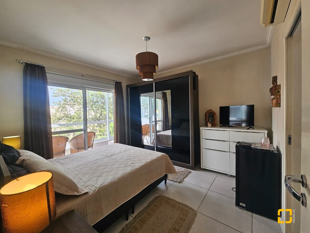 Casa com 220m², 4 quartos (sendo 1 suíte), 3 garagens, no bairro Bom Abrigo em Florianópolis