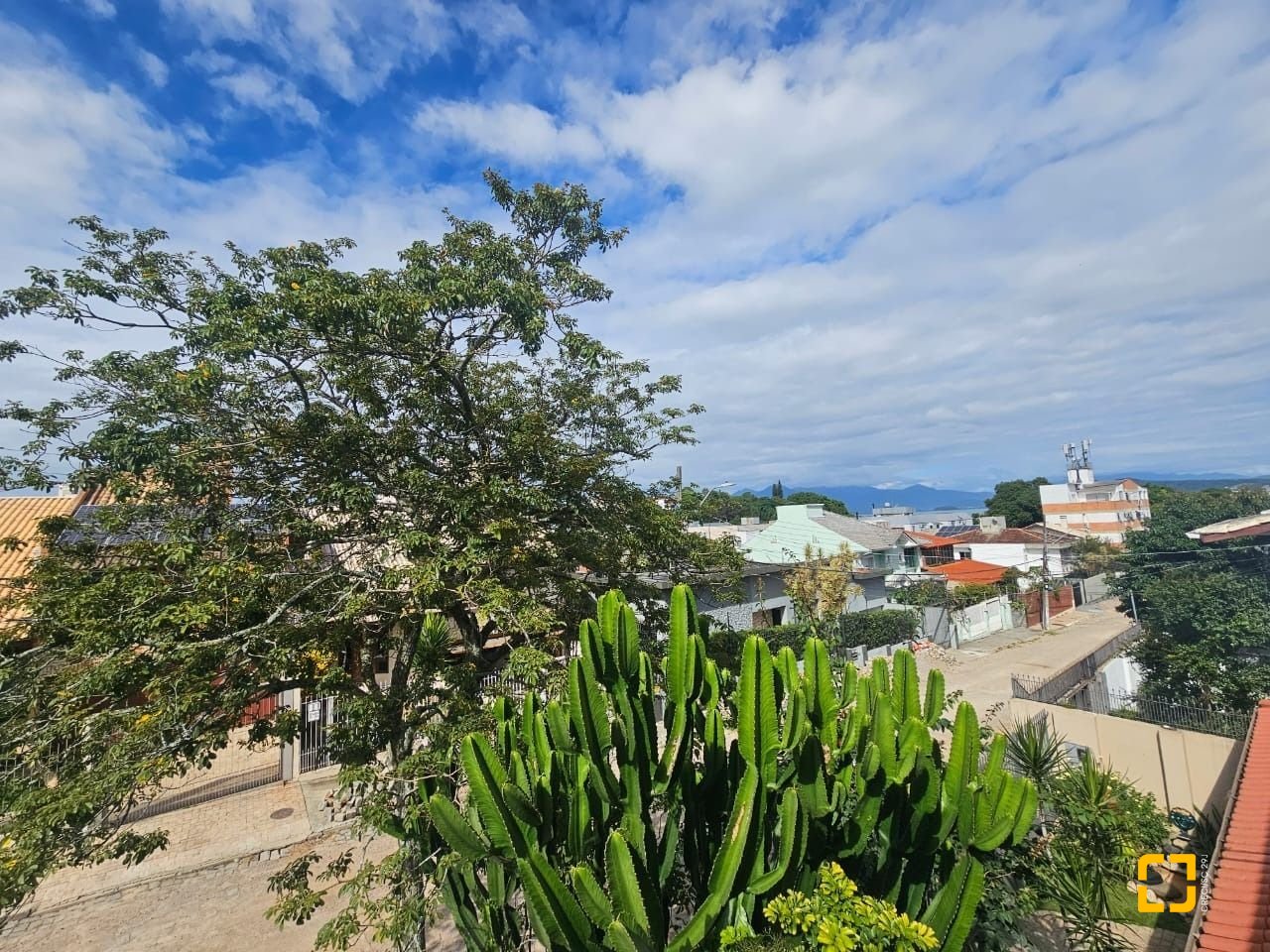 Casa com 220m², 4 quartos (sendo 1 suíte), 3 garagens, no bairro Bom Abrigo em Florianópolis