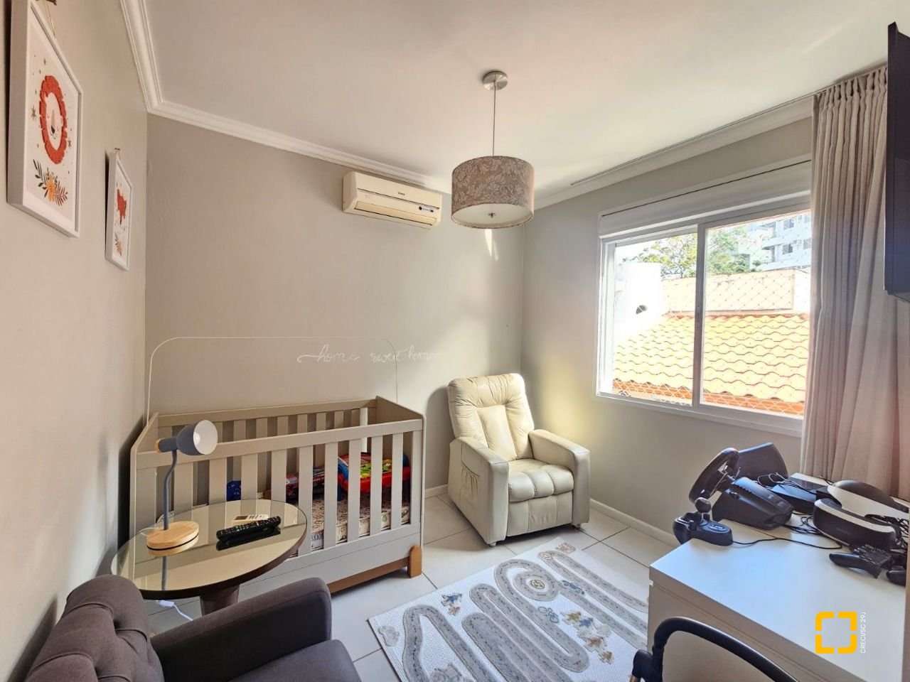 Casa com 220m², 4 quartos (sendo 1 suíte), 3 garagens, no bairro Bom Abrigo em Florianópolis