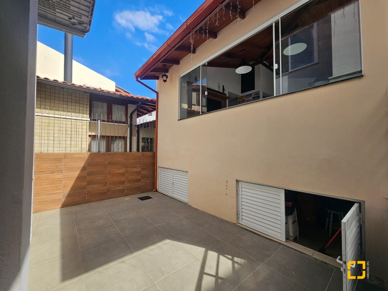 Casa com 220m², 4 quartos (sendo 1 suíte), 3 garagens, no bairro Bom Abrigo em Florianópolis