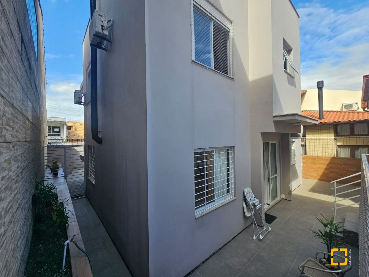 Casa com 220m², 4 quartos (sendo 1 suíte), 3 garagens, no bairro Bom Abrigo em Florianópolis