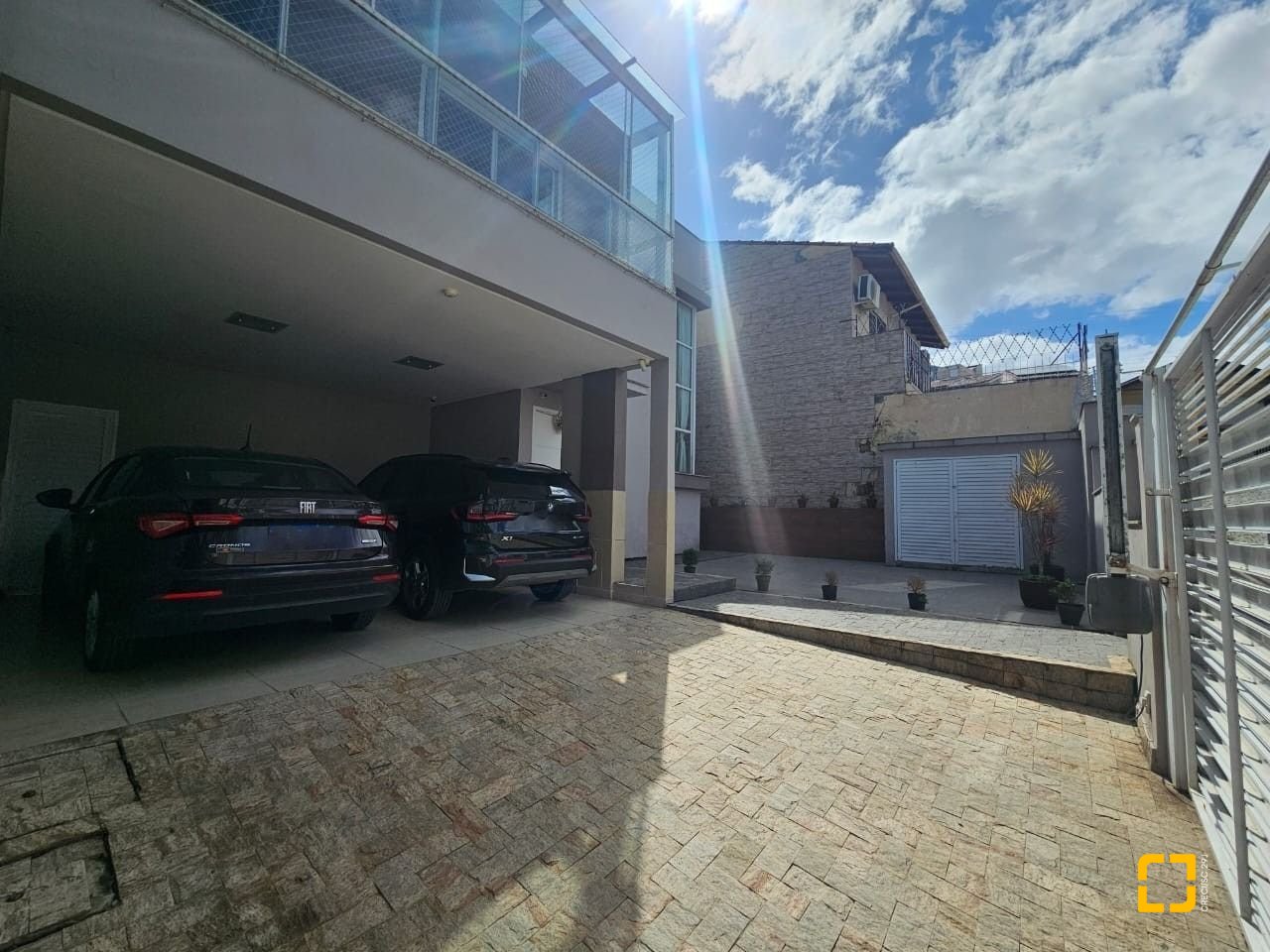 Casa com 220m², 4 quartos (sendo 1 suíte), 3 garagens, no bairro Bom Abrigo em Florianópolis