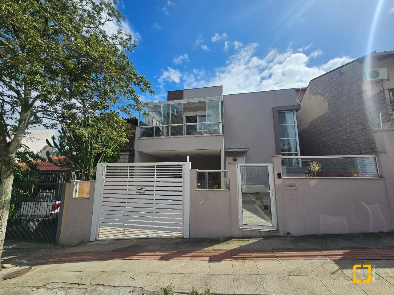 Casa com 220m², 4 quartos (sendo 1 suíte), 3 garagens, no bairro Bom Abrigo em Florianópolis