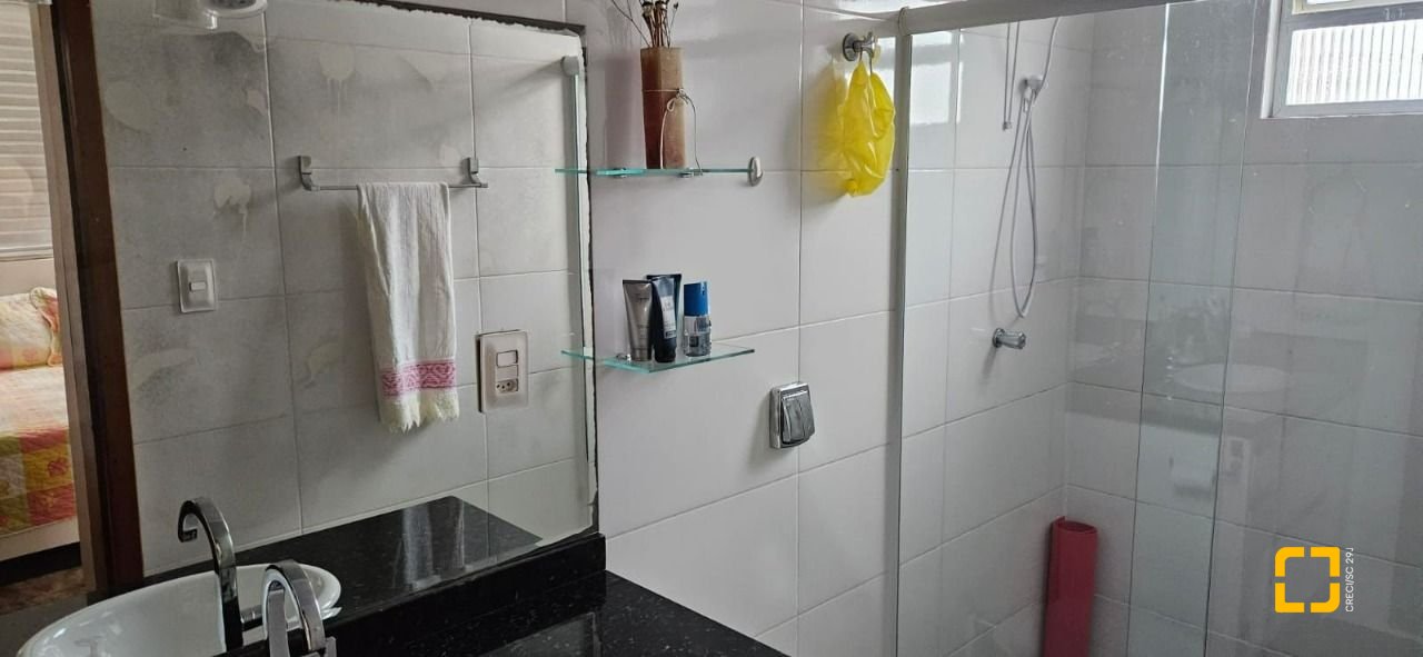 Apartamento com 101m², 4 quartos (sendo 1 suíte), 1 garagem, no bairro Canto em Florianópolis