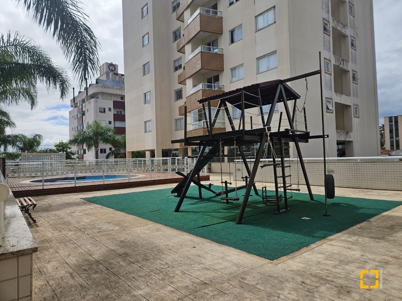 Cobertura com 116m², 3 quartos (sendo 1 suíte), 2 garagens, no bairro Capoeiras em Florianópolis