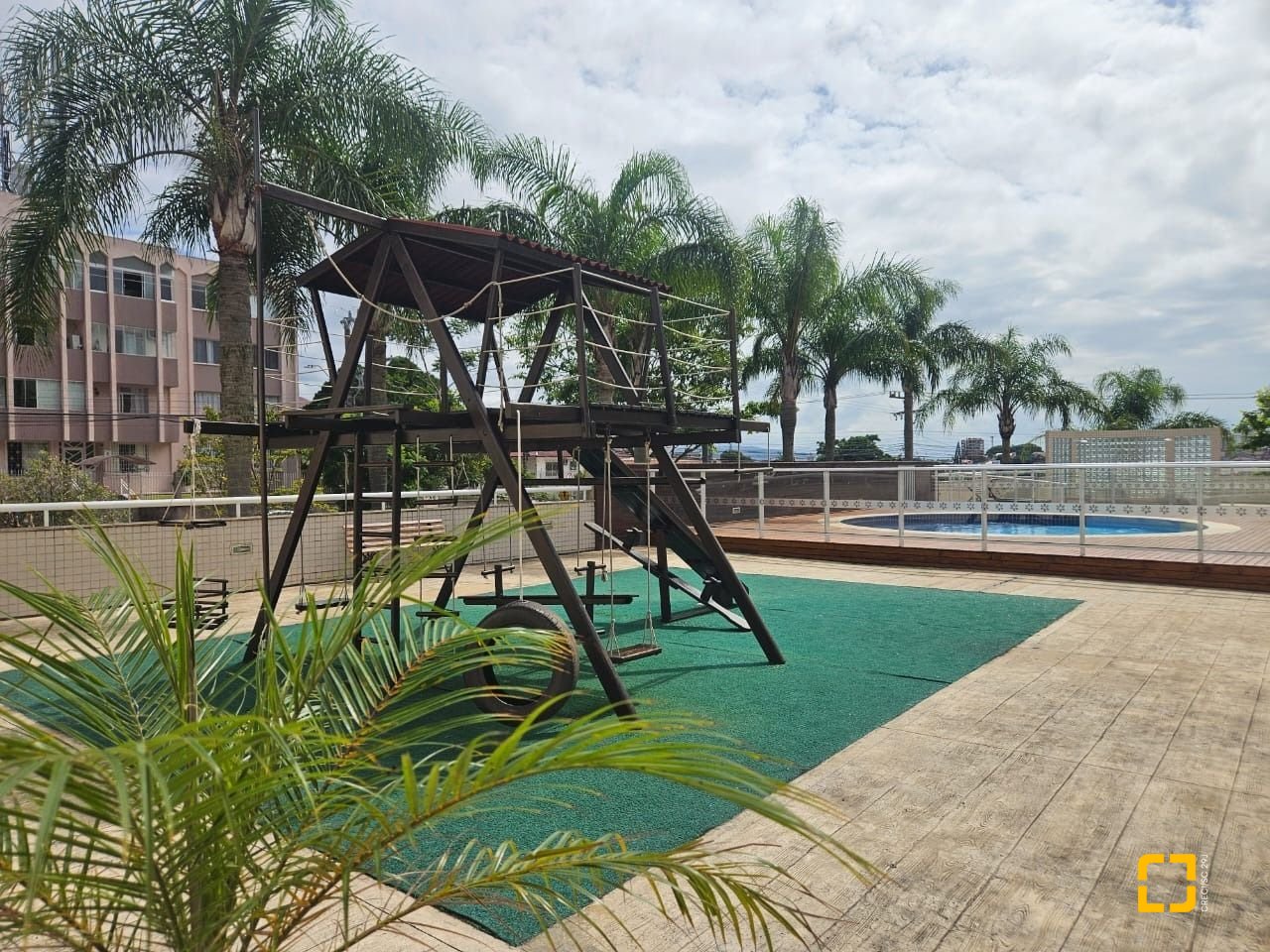 Cobertura com 116m², 3 quartos (sendo 1 suíte), 2 garagens, no bairro Capoeiras em Florianópolis