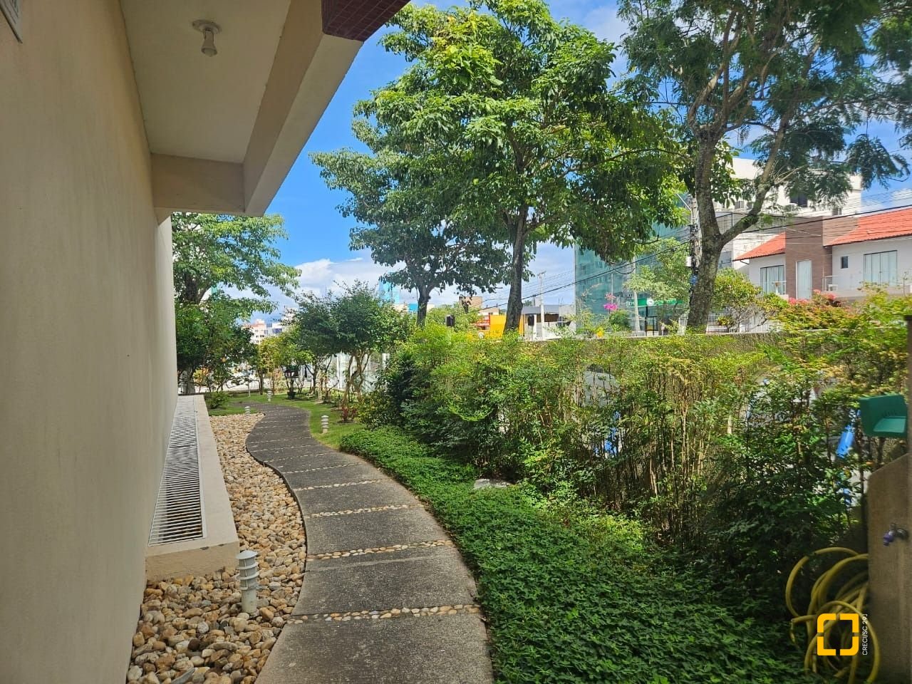 Cobertura com 116m², 3 quartos (sendo 1 suíte), 2 garagens, no bairro Capoeiras em Florianópolis