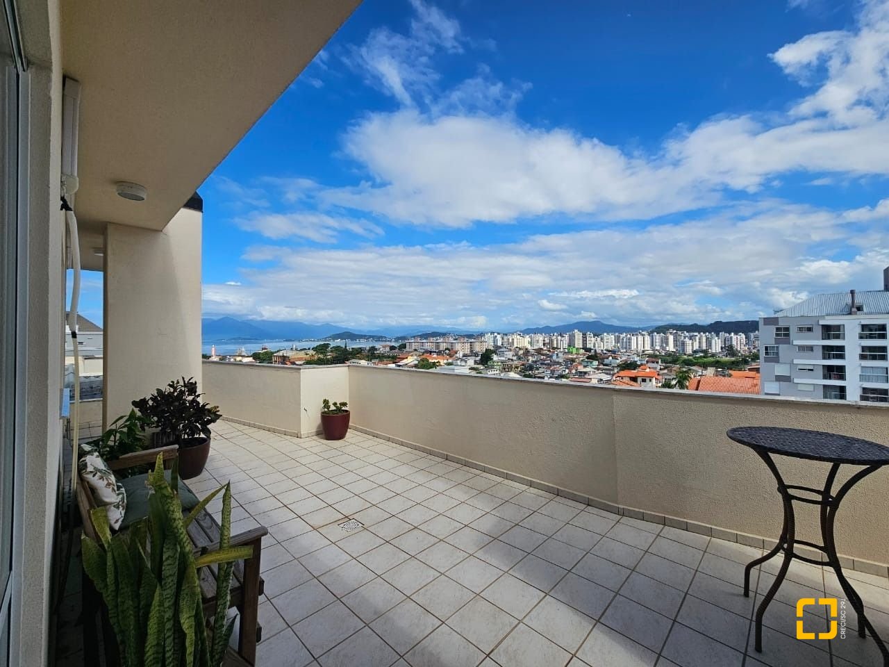 Cobertura com 116m², 3 quartos (sendo 1 suíte), 2 garagens, no bairro Capoeiras em Florianópolis
