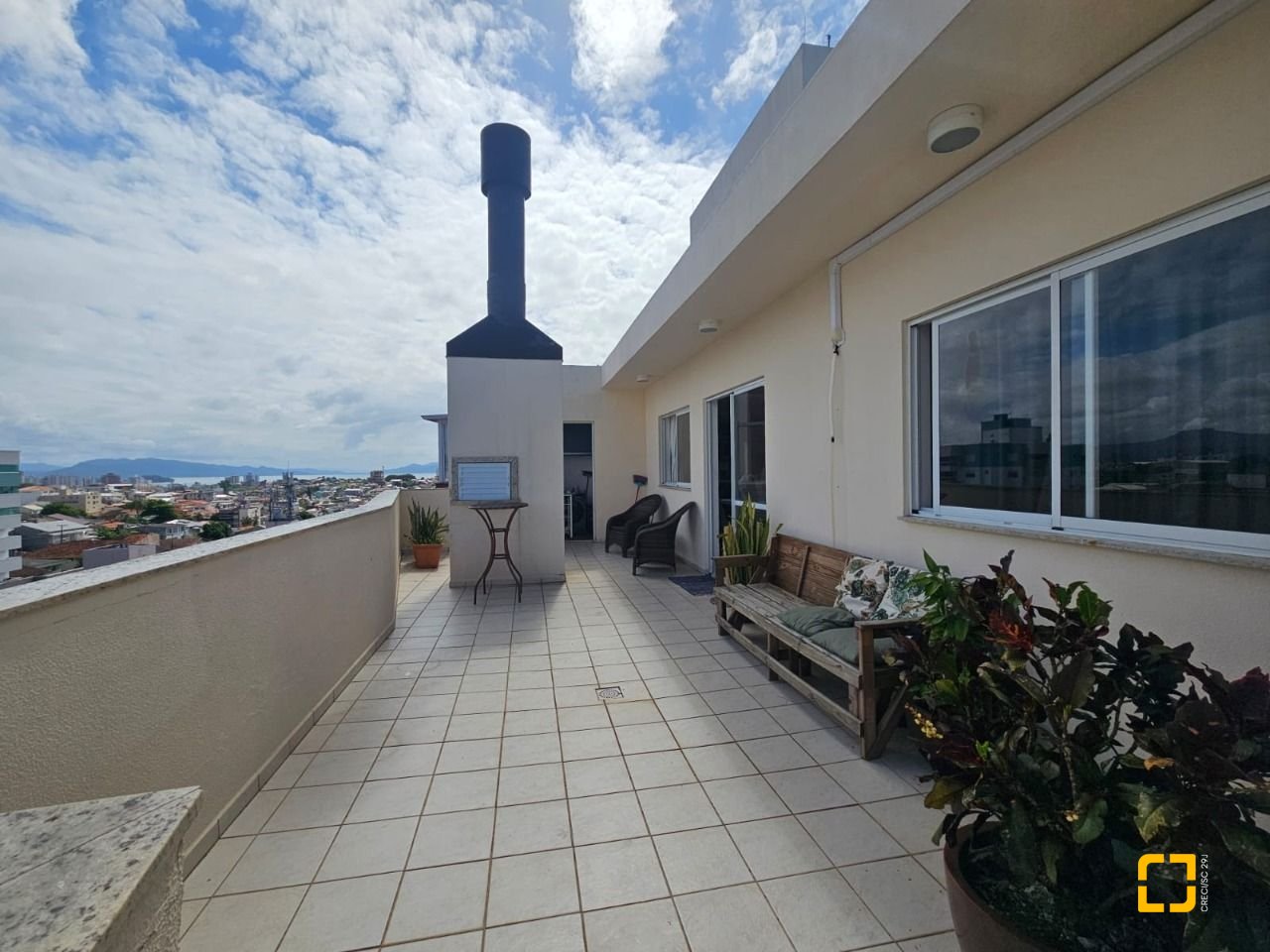 Cobertura com 116m², 3 quartos (sendo 1 suíte), 2 garagens, no bairro Capoeiras em Florianópolis