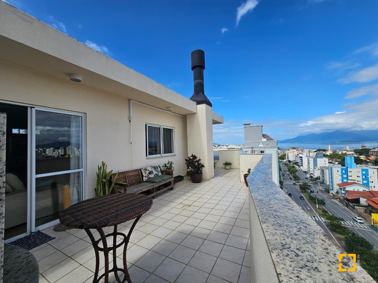 Cobertura com 116m², 3 quartos (sendo 1 suíte), 2 garagens, no bairro Capoeiras em Florianópolis
