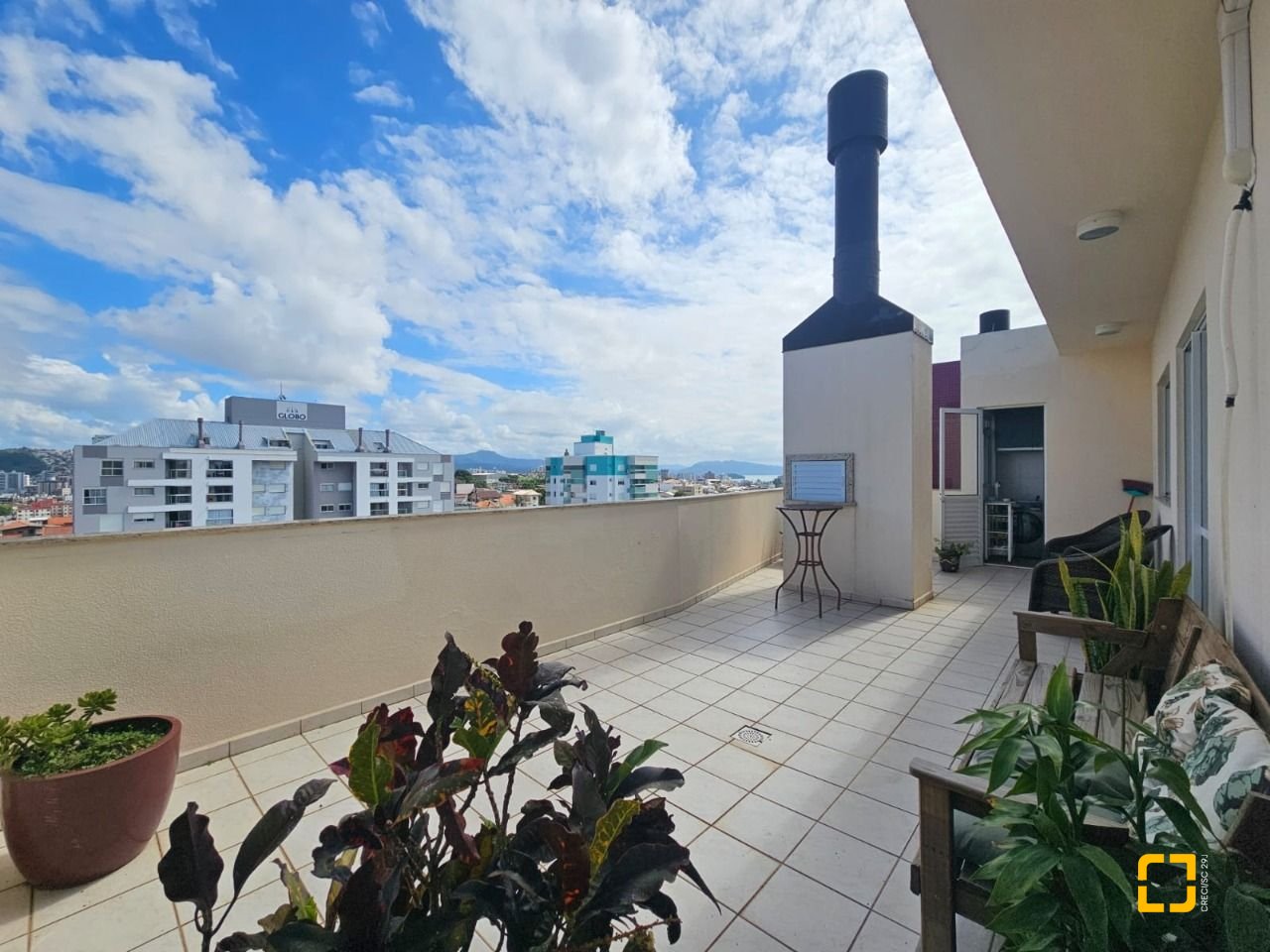 Cobertura com 116m², 3 quartos (sendo 1 suíte), 2 garagens, no bairro Capoeiras em Florianópolis